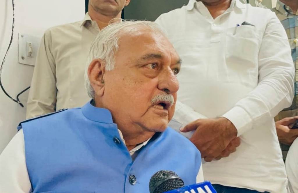 खाद के लिए कतारें लाठियों की बौछारें